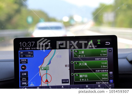 A fun excursion with the family, guided by a car navigation system 105459307