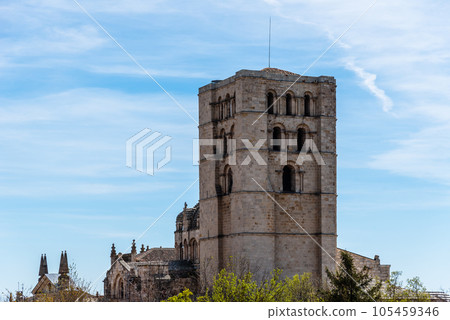Bell tower of the romanesque Cathedral of Zamora Bell tower of the romanesque Cathedral of Zamora 105459346