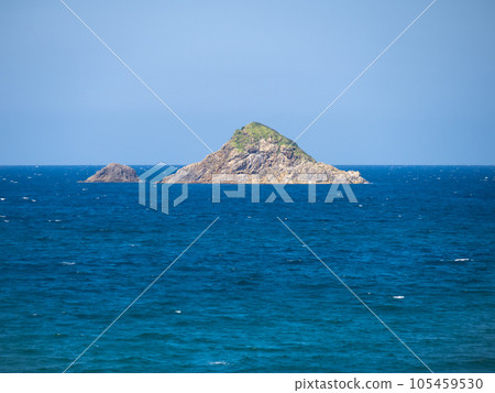Oshima (Fushino Oshima) seen from Hakuto Beach and the Sea of Japan in summer. (Tottori City, Tottori Prefecture) 105459530