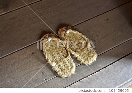 Warazori between wooden boards Warazori between wooden boards 105459605