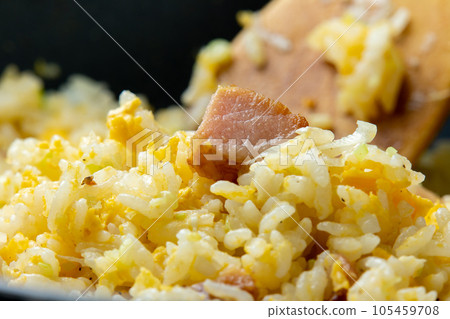 炒飯的烹飪場景特寫。 105459708