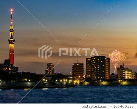 七月的東京葛飾區中川、天空樹、煙花和夜景 105460152