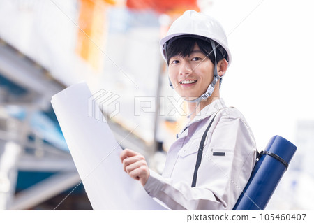 一個穿著工作服的男人在建築工地工作 105460407