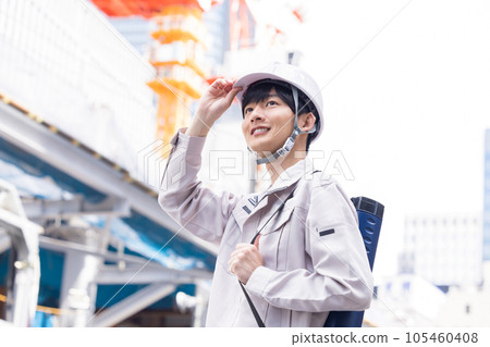 一個穿著工作服的男人在建築工地工作 一個穿著工作服的男人在建築工地工作 105460408