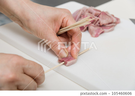 [Housewife skewering yakitori pork tongue] 105460606