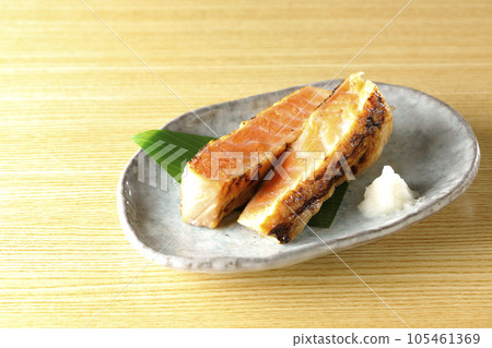 salmon, salmon, grilled fish, harasu 105461369