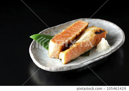 Salmon, salmon, grilled fish, harasu, black background 105461429