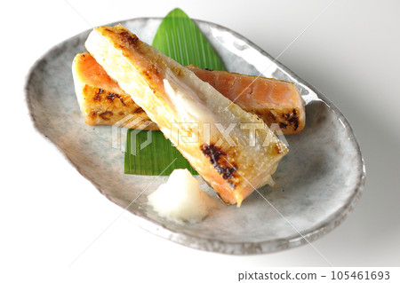 Salmon, salmon, grilled fish, harasu, white background 105461693