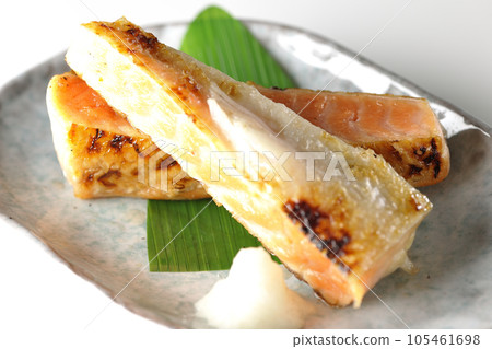 Salmon, salmon, grilled fish, harasu, white background 105461698