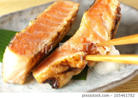 salmon, salmon, grilled fish, harasu 105461782