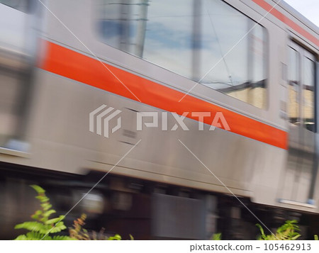 Train on the Taita Line in motion 105462913