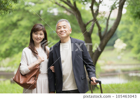 couple traveling 105463043