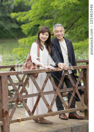 Traveling couple 105463446