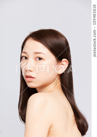 Fashion portrait of a young Japanese woman 105463816