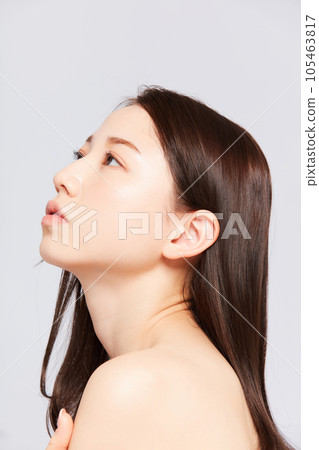 一位年輕日本女性的時尚肖像 105463817