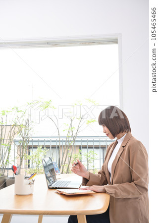 在室內做文書工作的女人 105465466