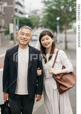 擁抱與微笑的資深夫婦 105465982