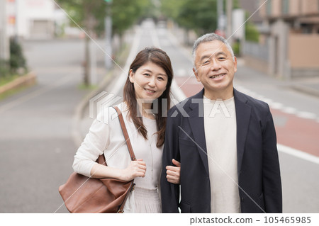 一對夫婦擁抱著微笑 一對夫婦擁抱著微笑 105465985
