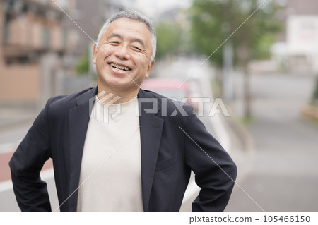 走在城市裡的微笑的老人 105466150