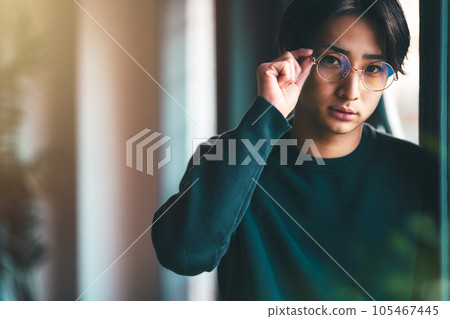 戴眼鏡的英俊男子肖像 105467445