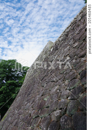 清爽的藍天和松坂城跡二之丸的石牆 105468485