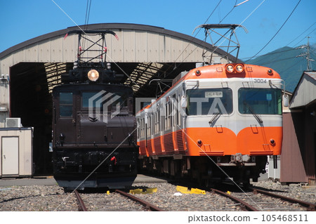 Alpico Kotsu ED301 electric locomotive and 3000 series electric locomotive standing in the clear sky_2023/7/2 105468511