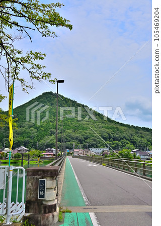 《岐阜縣》鬱鬱蔥蔥的飛騨川河邊水壩湖上的河邊町山川大橋和米田富士（愛宕山） 105469204