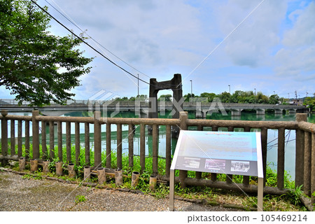 《岐阜縣》川邊町 鬱鬱蔥蔥的飛騨川河邊水壩湖上殘留的舊山川橋的橋墩和山川橋 《岐阜縣》川邊町 鬱鬱蔥蔥的飛騨川河邊水壩湖上殘留的舊山川橋的橋墩和山川橋 105469214