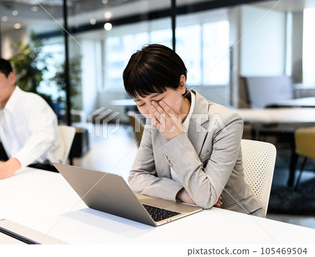 Colleagues, business scene 105469504