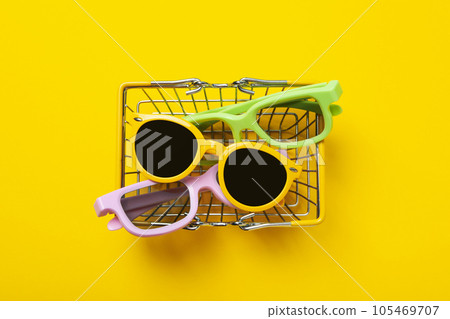 Sunglasses, colored glasses in the shopping cart Sunglasses, colored glasses in the shopping cart 105469707