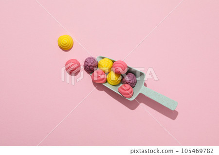 Jelly candies and scoop on pink background, top view 105469782