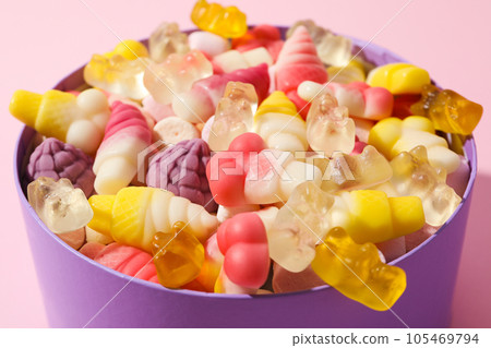 Jelly candies in box on pink background, close up 105469794