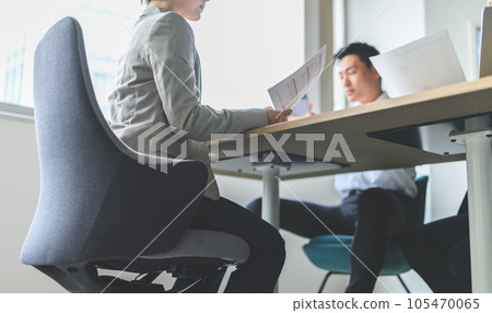 年輕商界人士進行商務會談 105470065