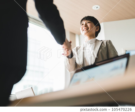 年輕商界人士進行商務會談 105470226