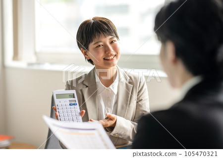 年輕商界人士進行商務會談 105470321