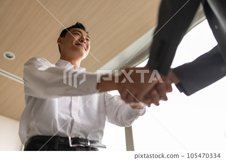 Colleagues, business scene 105470334