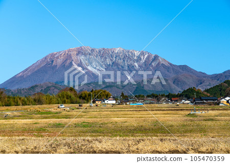 [Japan's 100 Famous Mountains] Kaida Terraced Rice Fields and Mt. Daisen in Winter 2 Kofu Town, Hino District, Tottori Prefecture 105470359