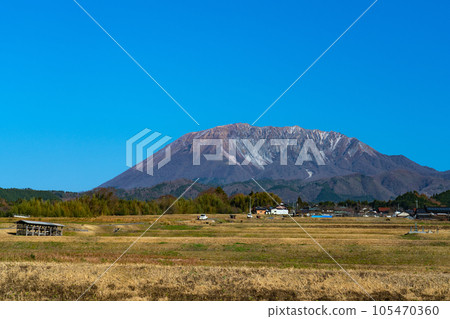 [Japan's 100 Famous Mountains] Kaida Terraced Rice Fields and Mt. Daisen in Winter 3 Kofu-cho, Hino-gun, Tottori Prefecture 105470360
