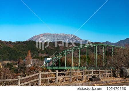 [Japan's 100 Famous Mountains] Minami-Oyama Ohashi Bridge and Daisen in winter, seen from Minami-Oyama Kanbo Observation Parking Lot, Kofu-cho, Hino-gun, Tottori Prefecture 105470368