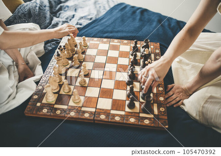 兩個女人在床上下棋 105470392