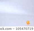 白色背景右下角的乒乓球 105470719