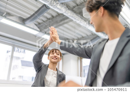Colleagues, business scene 105470911