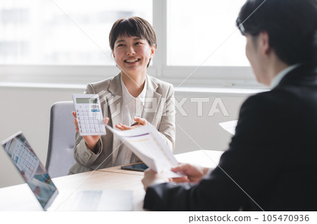 年輕商界人士進行商務會談 105470936