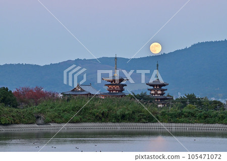 Landscape of Katsumata Pond at dusk and moonrise 105471072