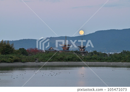 Landscape of Katsumata Pond at dusk and moonrise Landscape of Katsumata Pond at dusk and moonrise 105471073