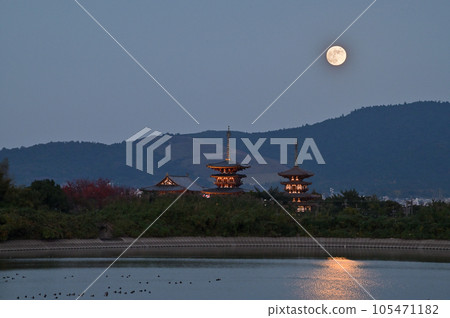 勝俁池、藥師寺和黃昏的滿月 105471182