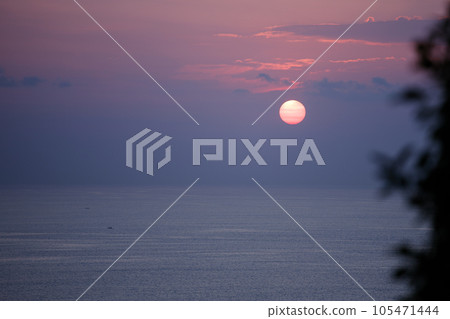 Purple sunset with clouds on the ocean 105471444