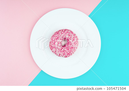 Pink donut on color background, flat lay, top view 105471504