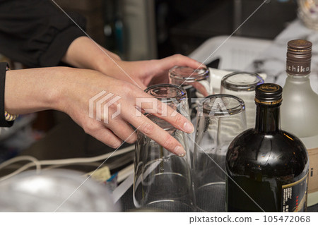 Snack mom making drinks at the counter Snack mom making drinks at the counter 105472068