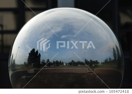 藍色的天空像金屬球上的地球一樣反射 105472418